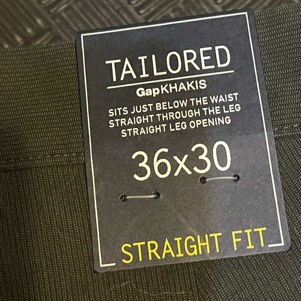 Mens GAP khakis tailored straight leg fit new